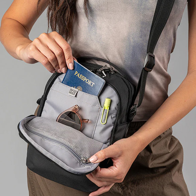 Pacsafe パックセーフ Vコンパニオンクロスボディ: SUNDAY MOUNTAIN