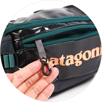 フロントポケットにキーフックつき