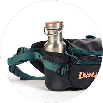 両脇に伸縮性のポケットあり