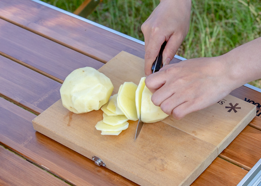 じゃがいもをスライスする